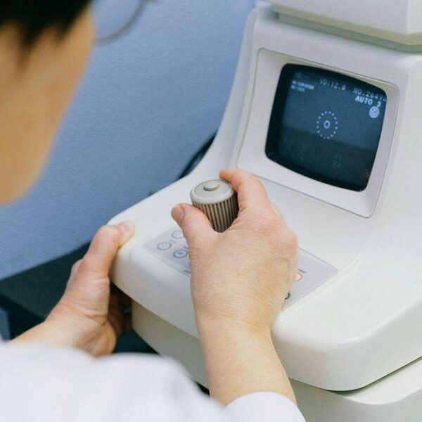 Iniekcje doszklistkowe w AMD — jak wygląda terapia?